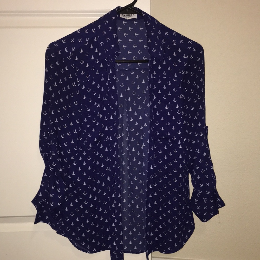 Super comfy Express sleek anchor button top